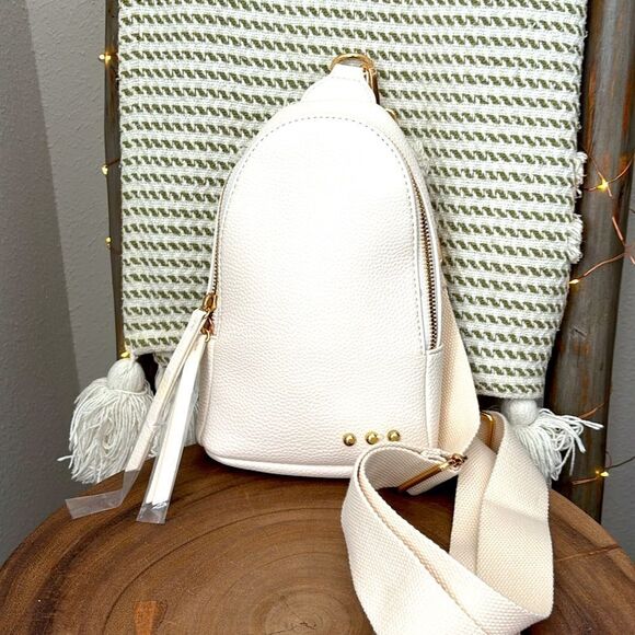 Pretty Simple Adventure Awaits Sling Bag/Cream - Picture 6 of 8